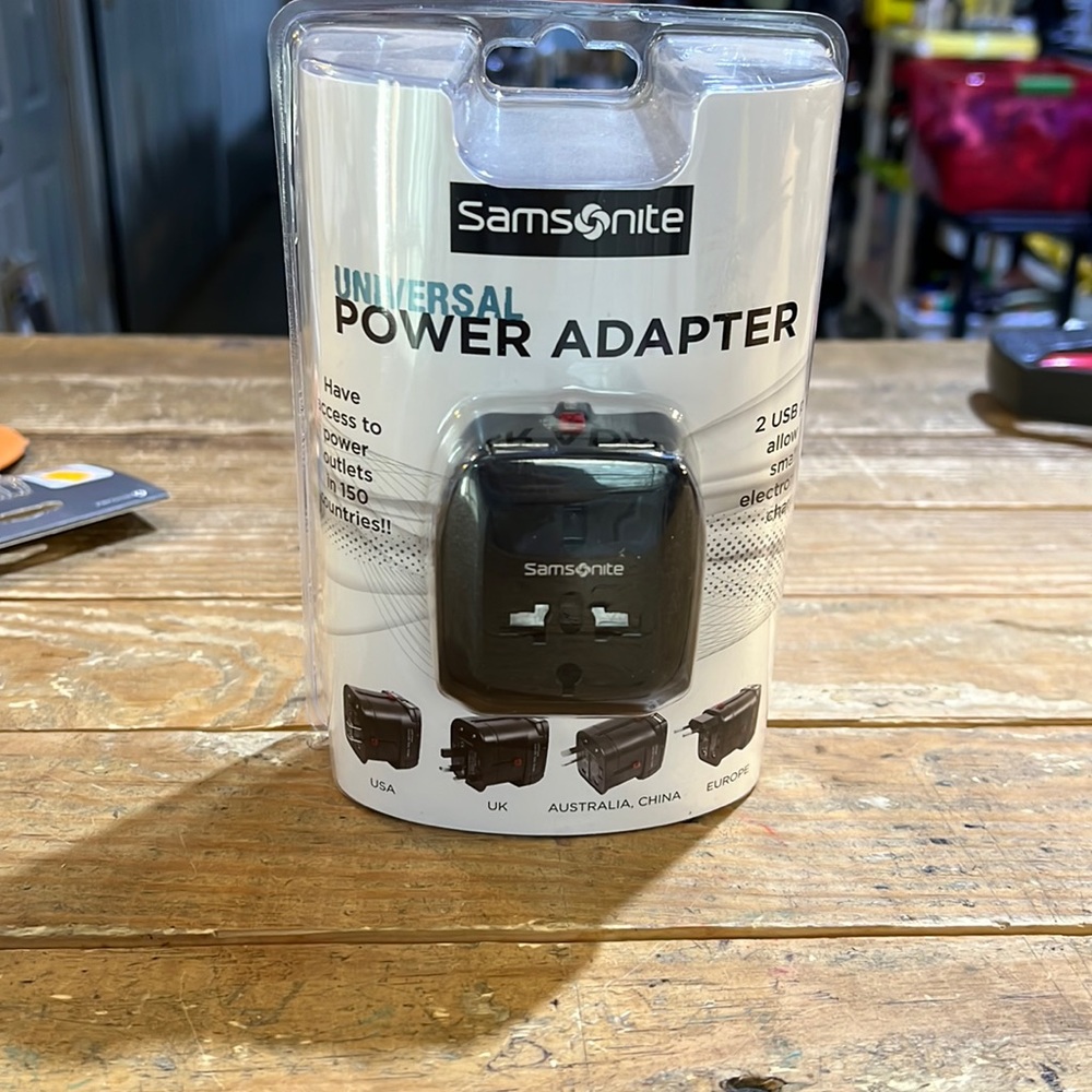 Samsonite Luggage Universal Black Power Adapter.  set of free luggage tags 🙌🏻